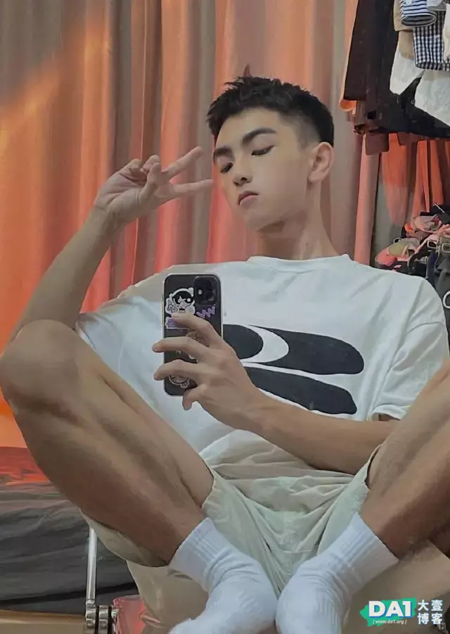 清秀阳光文艺小奶狗,有颜值的男生就喜欢自拍,一张俊脸让人着迷 清秀阳光文艺小奶狗,有颜值的男生就喜欢自拍,一张俊脸让人着迷