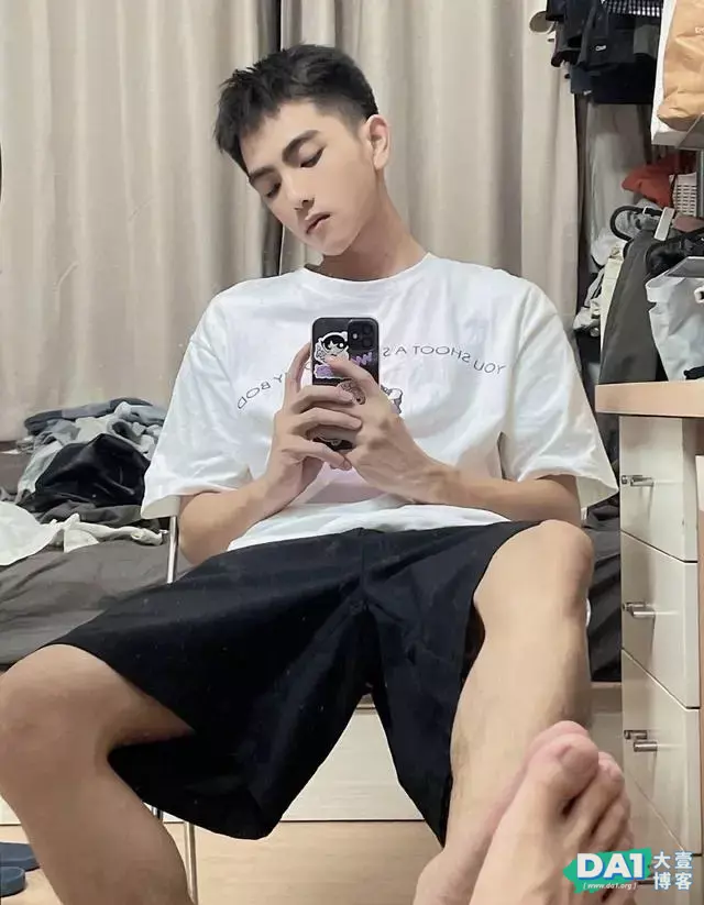 清秀阳光文艺小奶狗,有颜值的男生就喜欢自拍,一张俊脸让人着迷 清秀阳光文艺小奶狗,有颜值的男生就喜欢自拍,一张俊脸让人着迷