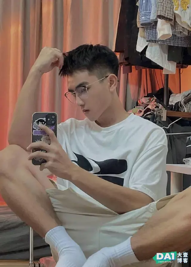 清秀阳光文艺小奶狗,有颜值的男生就喜欢自拍,一张俊脸让人着迷 清秀阳光文艺小奶狗,有颜值的男生就喜欢自拍,一张俊脸让人着迷