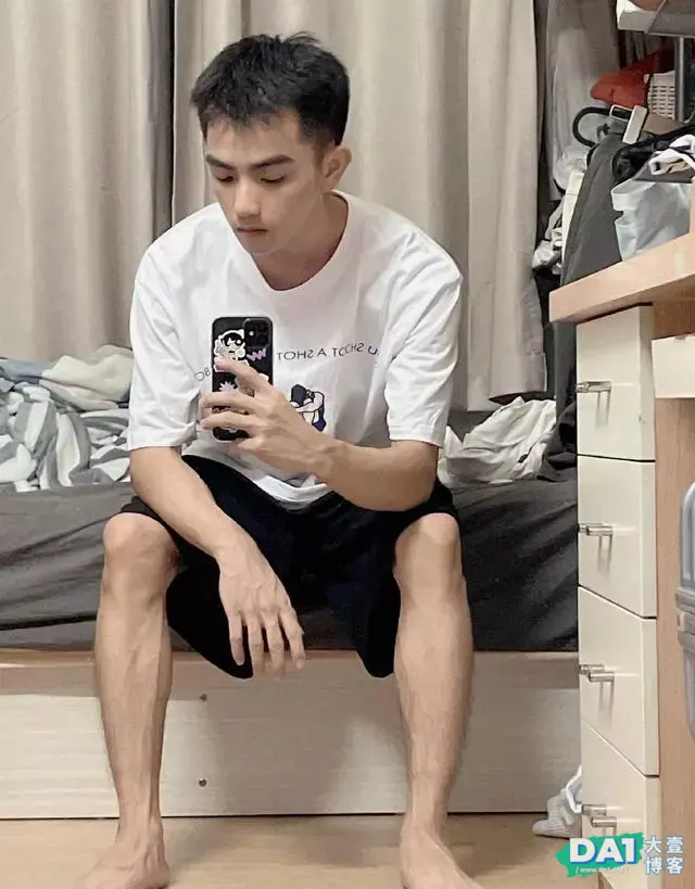 清秀阳光文艺小奶狗,有颜值的男生就喜欢自拍,一张俊脸让人着迷 清秀阳光文艺小奶狗,有颜值的男生就喜欢自拍,一张俊脸让人着迷