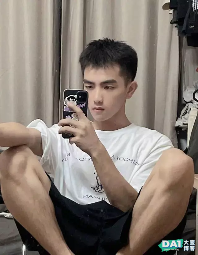 清秀阳光文艺小奶狗,有颜值的男生就喜欢自拍,一张俊脸让人着迷 清秀阳光文艺小奶狗,有颜值的男生就喜欢自拍,一张俊脸让人着迷