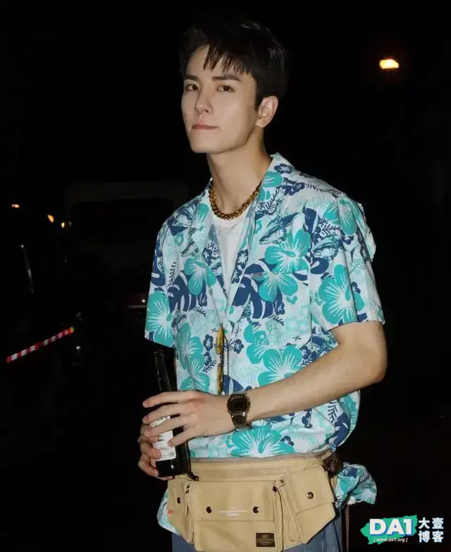 深夜拍摄写真,身穿花衬衫的阳光小奶狗,黑色为背景,立体感十足 深夜拍摄写真,身穿花衬衫的阳光小奶狗,黑色为背景,立体感十足