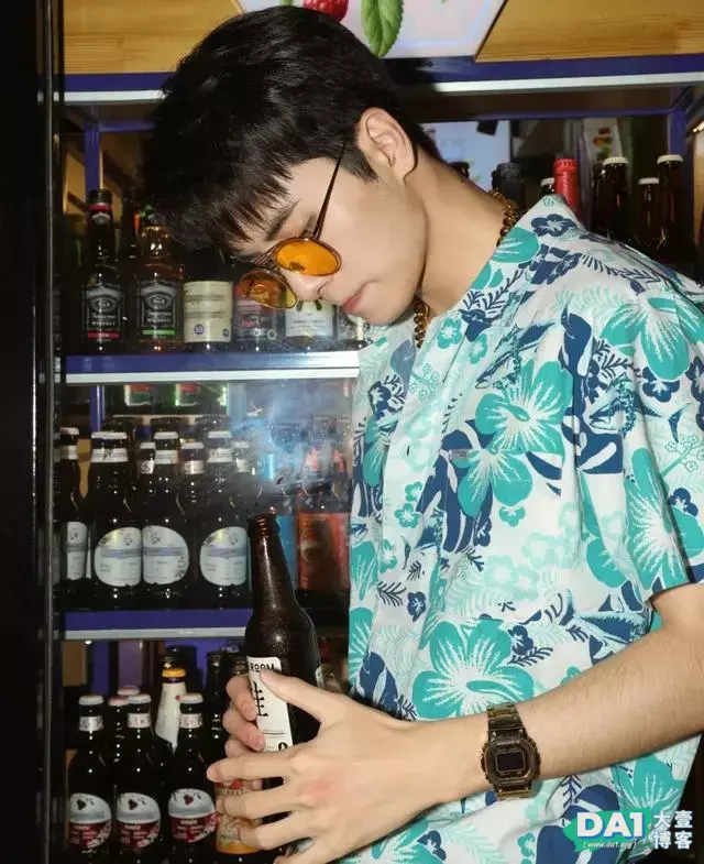 深夜拍摄写真,身穿花衬衫的阳光小奶狗,黑色为背景,立体感十足 深夜拍摄写真,身穿花衬衫的阳光小奶狗,黑色为背景,立体感十足