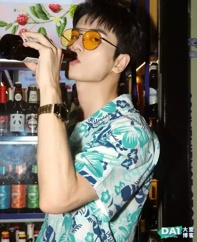 深夜拍摄写真,身穿花衬衫的阳光小奶狗,黑色为背景,立体感十足 深夜拍摄写真,身穿花衬衫的阳光小奶狗,黑色为背景,立体感十足