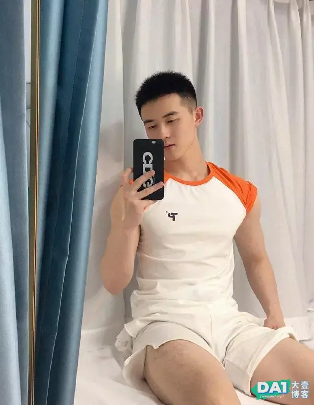 颜值高、身材棒的寸发小哥哥,一身白色运动服,自拍都这么有魅力 颜值高、身材棒的寸发小哥哥,一身白色运动服,自拍都这么有魅力