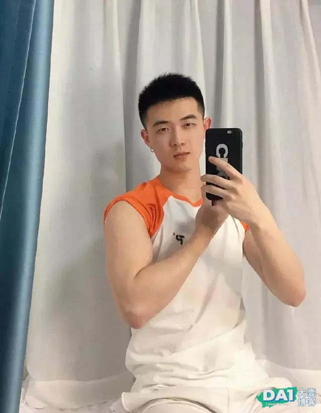 颜值高、身材棒的寸发小哥哥,一身白色运动服,自拍都这么有魅力 颜值高、身材棒的寸发小哥哥,一身白色运动服,自拍都这么有魅力