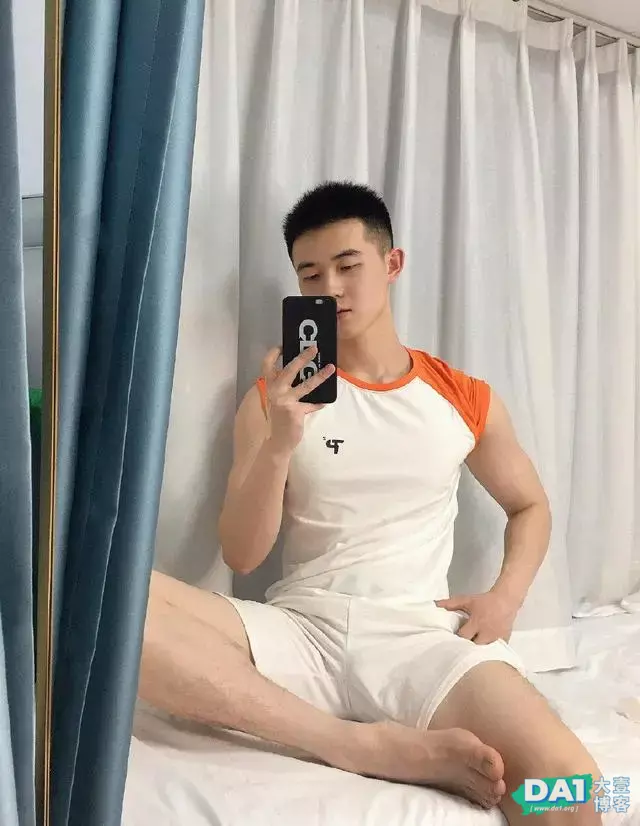 颜值高、身材棒的寸发小哥哥,一身白色运动服,自拍都这么有魅力 颜值高、身材棒的寸发小哥哥,一身白色运动服,自拍都这么有魅力