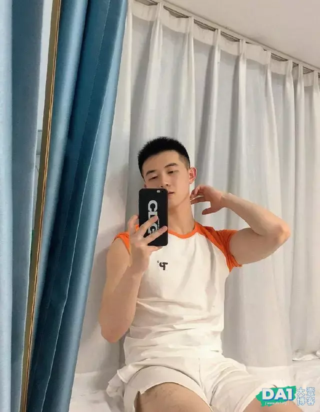 颜值高、身材棒的寸发小哥哥,一身白色运动服,自拍都这么有魅力 颜值高、身材棒的寸发小哥哥,一身白色运动服,自拍都这么有魅力