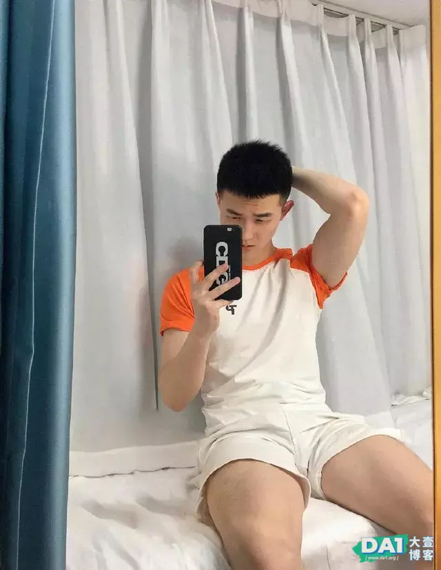 颜值高、身材棒的寸发小哥哥,一身白色运动服,自拍都这么有魅力 颜值高、身材棒的寸发小哥哥,一身白色运动服,自拍都这么有魅力