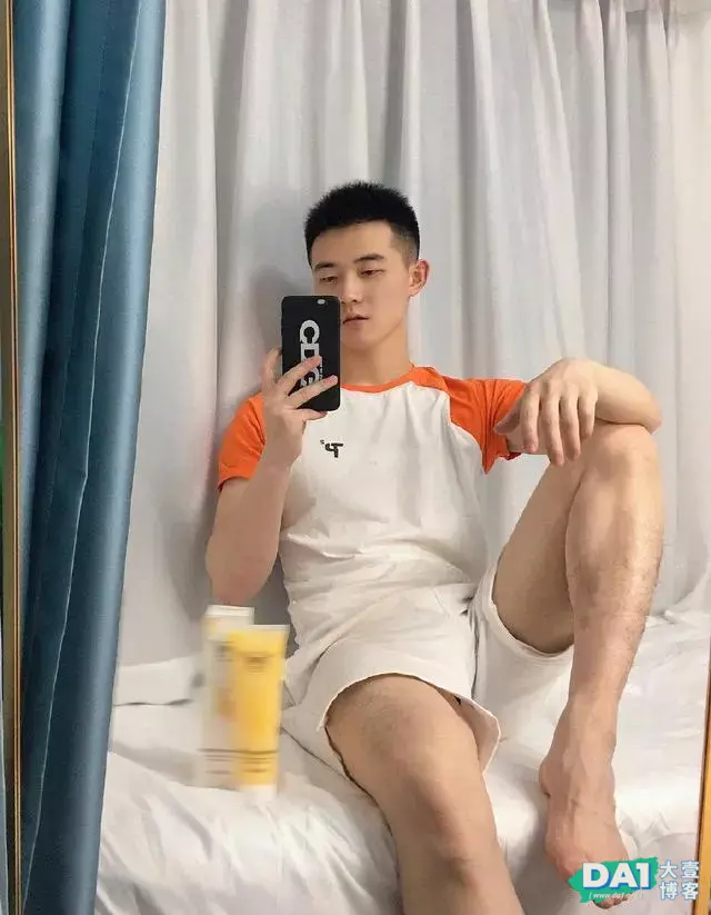 颜值高、身材棒的寸发小哥哥,一身白色运动服,自拍都这么有魅力 颜值高、身材棒的寸发小哥哥,一身白色运动服,自拍都这么有魅力