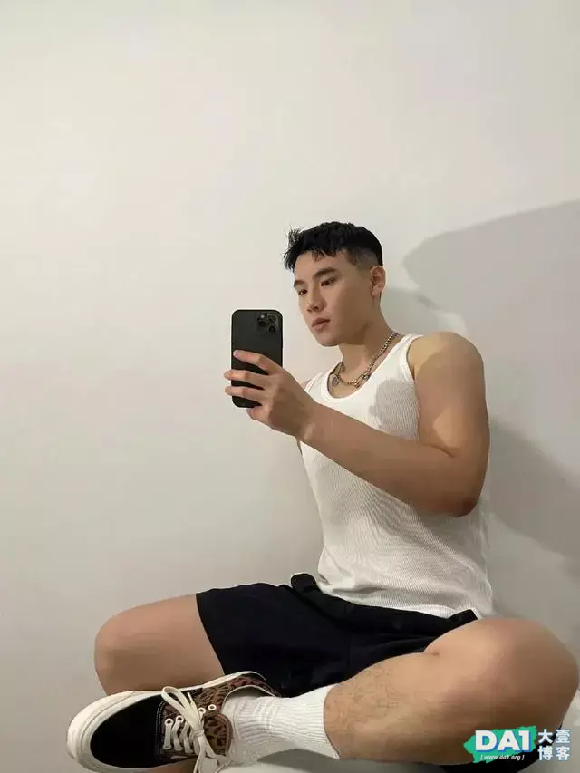 长相奶凶体育生自拍照,身高188CM大长腿,爱打篮球的健壮小狼狗 长相奶凶体育生自拍照,身高188CM大长腿,爱打篮球的健壮小狼狗