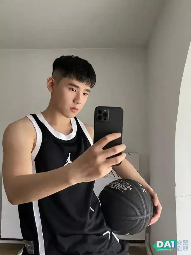 长相奶凶体育生自拍照,身高188CM大长腿,爱打篮球的健壮小狼狗 长相奶凶体育生自拍照,身高188CM大长腿,爱打篮球的健壮小狼狗