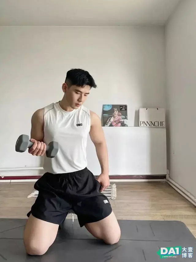 长相奶凶体育生自拍照,身高188CM大长腿,爱打篮球的健壮小狼狗 长相奶凶体育生自拍照,身高188CM大长腿,爱打篮球的健壮小狼狗