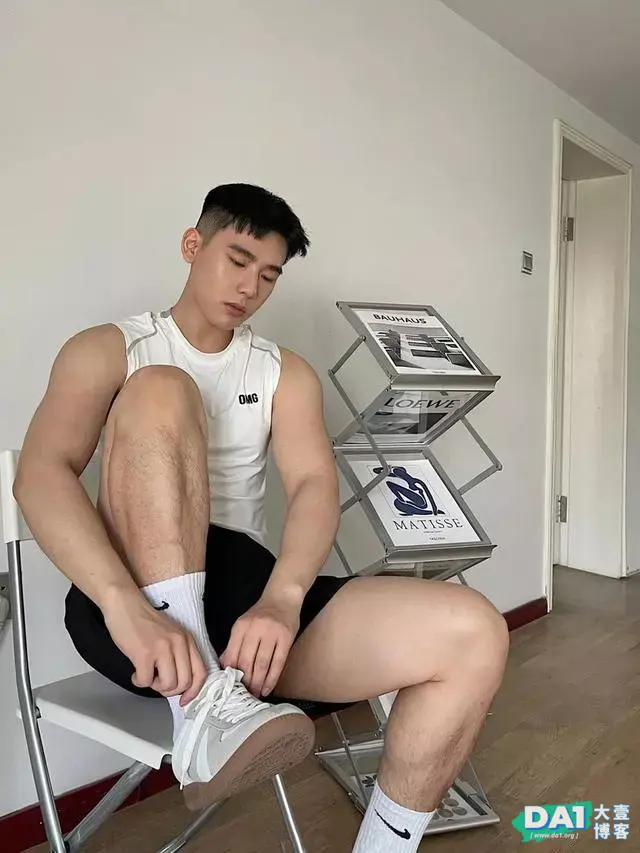 长相奶凶体育生自拍照,身高188CM大长腿,爱打篮球的健壮小狼狗 长相奶凶体育生自拍照,身高188CM大长腿,爱打篮球的健壮小狼狗