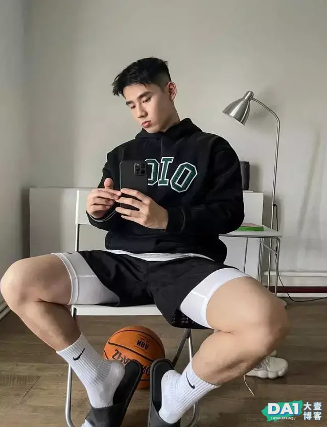长相奶凶体育生自拍照,身高188CM大长腿,爱打篮球的健壮小狼狗 长相奶凶体育生自拍照,身高188CM大长腿,爱打篮球的健壮小狼狗