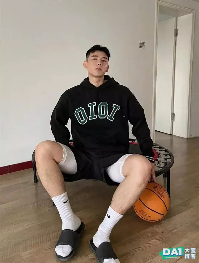 长相奶凶体育生自拍照,身高188CM大长腿,爱打篮球的健壮小狼狗 长相奶凶体育生自拍照,身高188CM大长腿,爱打篮球的健壮小狼狗