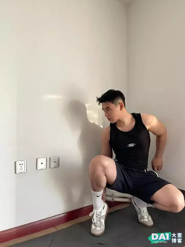 长相奶凶体育生自拍照,身高188CM大长腿,爱打篮球的健壮小狼狗 长相奶凶体育生自拍照,身高188CM大长腿,爱打篮球的健壮小狼狗