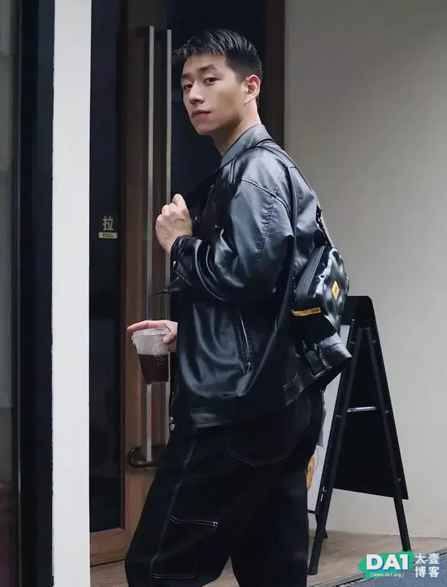 男友力爆棚的黑色穿搭,奶味十足的阳光外形,给你满满的安全感! 男友力爆棚的黑色穿搭,奶味十足的阳光外形,给你满满的安全感!