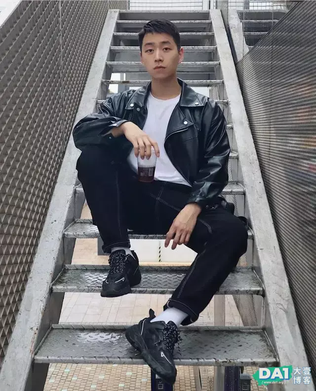 男友力爆棚的黑色穿搭,奶味十足的阳光外形,给你满满的安全感! 男友力爆棚的黑色穿搭,奶味十足的阳光外形,给你满满的安全感!
