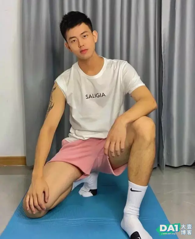 颜值帅帅的运动体育男生,身高183CM,白嫩俊朗的外形男友力爆棚 颜值帅帅的运动体育男生,身高183CM,白嫩俊朗的外形男友力爆棚