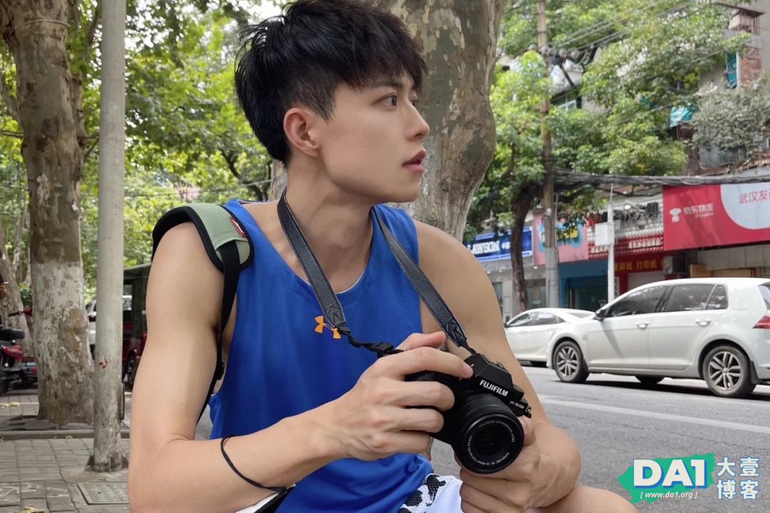 精瘦身材的阳光小狼狗,爱好旅游、摄影、健身的他,简单有魅力!-大壹博客