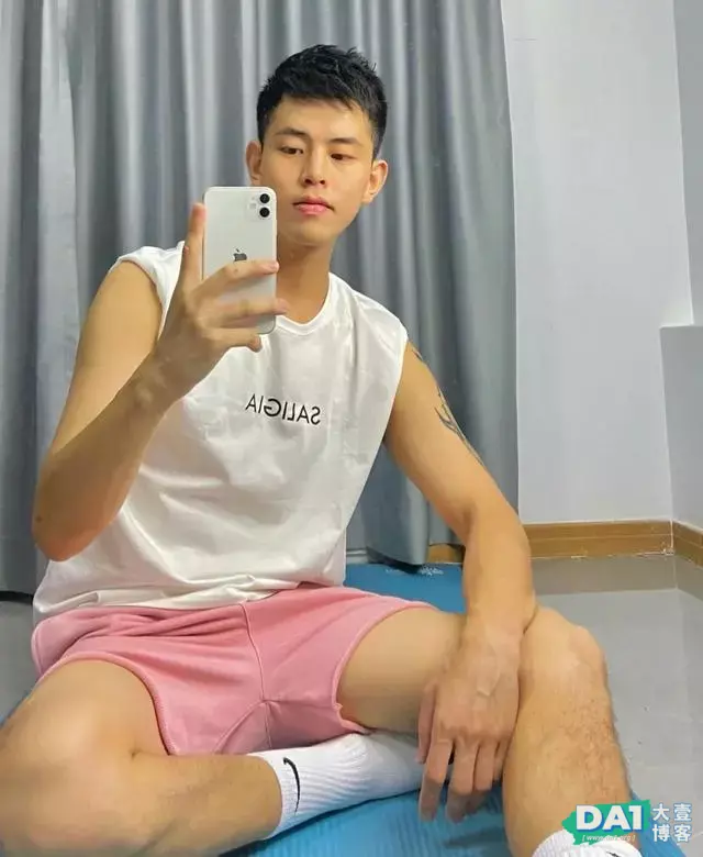 颜值帅帅的运动体育男生,身高183CM,白嫩俊朗的外形男友力爆棚 颜值帅帅的运动体育男生,身高183CM,白嫩俊朗的外形男友力爆棚