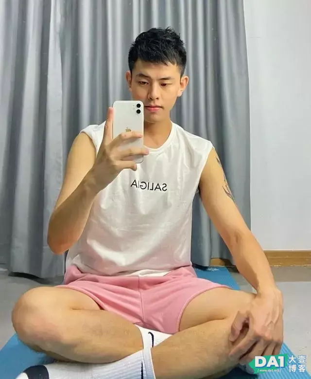 颜值帅帅的运动体育男生,身高183CM,白嫩俊朗的外形男友力爆棚 颜值帅帅的运动体育男生,身高183CM,白嫩俊朗的外形男友力爆棚