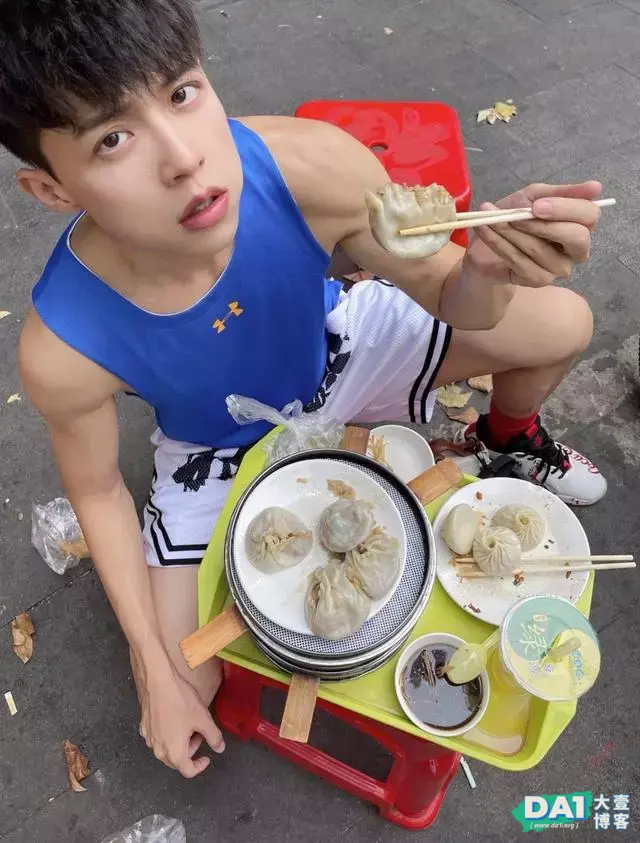 长着一张甜甜爱笑的脸,暖暖的样子奶味十足,这样的男生你喜欢吗 长着一张甜甜爱笑的脸,暖暖的样子奶味十足,这样的男生你喜欢吗