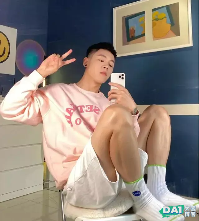 打着耳钉,戴帽子的帅酷时尚小奶狗,粉色上衣个性显酷,魅力十足 打着耳钉,戴帽子的帅酷时尚小奶狗,粉色上衣个性显酷,魅力十足