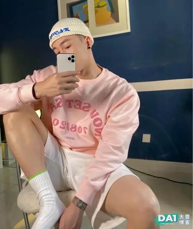 打着耳钉,戴帽子的帅酷时尚小奶狗,粉色上衣个性显酷,魅力十足 打着耳钉,戴帽子的帅酷时尚小奶狗,粉色上衣个性显酷,魅力十足
