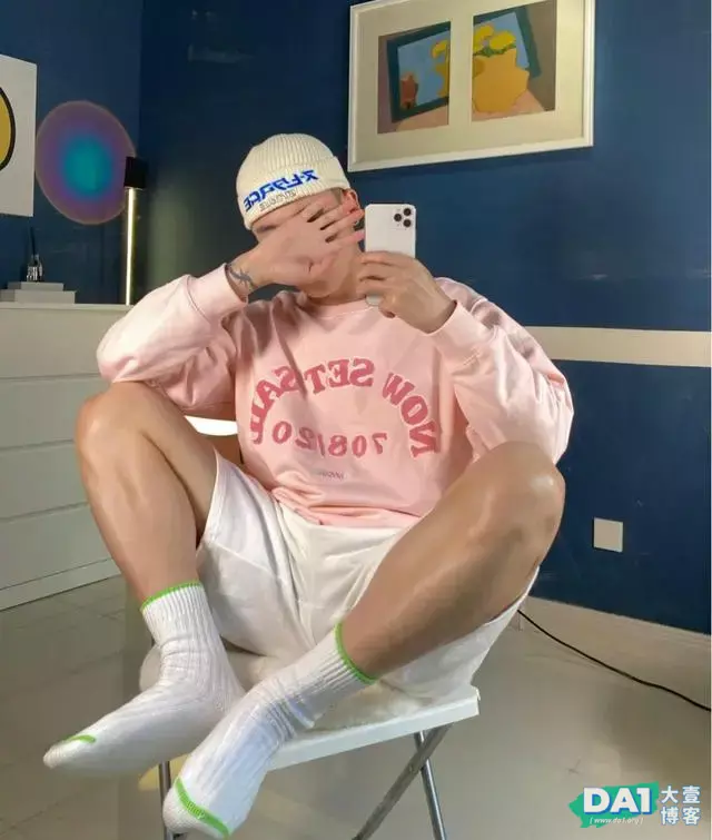 打着耳钉,戴帽子的帅酷时尚小奶狗,粉色上衣个性显酷,魅力十足 打着耳钉,戴帽子的帅酷时尚小奶狗,粉色上衣个性显酷,魅力十足