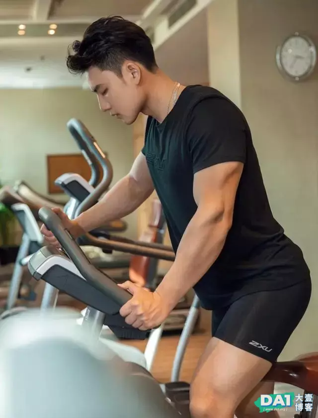 精致帅气的五官与结实的健硕身材,让认真健身运动的男生魅力爆棚 精致帅气的五官与结实的健硕身材,让认真健身运动的男生魅力爆棚