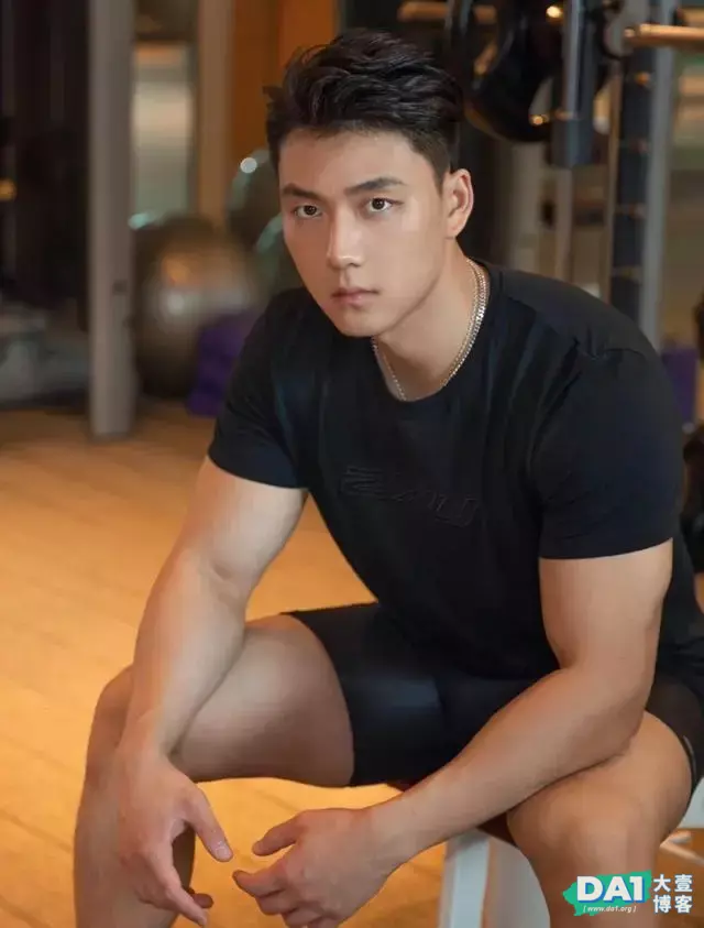 精致帅气的五官与结实的健硕身材,让认真健身运动的男生魅力爆棚 精致帅气的五官与结实的健硕身材,让认真健身运动的男生魅力爆棚