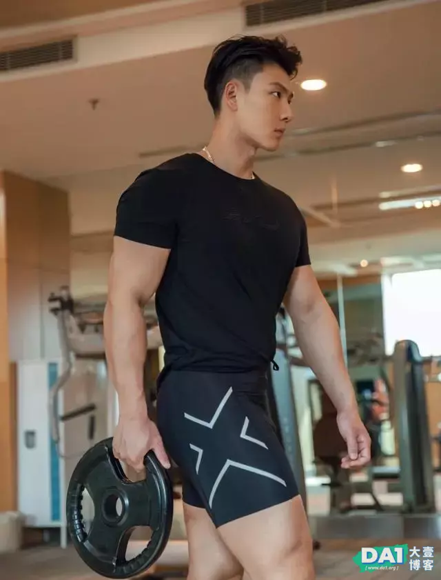 精致帅气的五官与结实的健硕身材,让认真健身运动的男生魅力爆棚 精致帅气的五官与结实的健硕身材,让认真健身运动的男生魅力爆棚