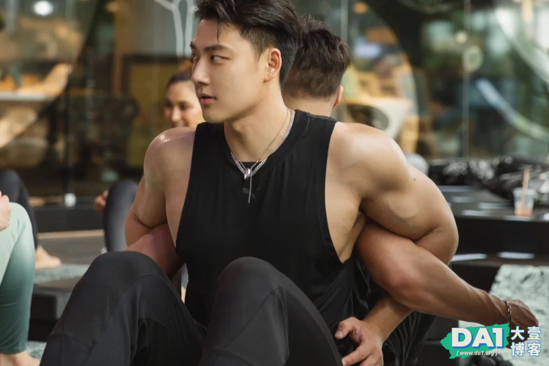 英俊秀气的肌肉小哥哥练瑜伽，原来男生做瑜伽的样子这么有魅力！-大壹博客