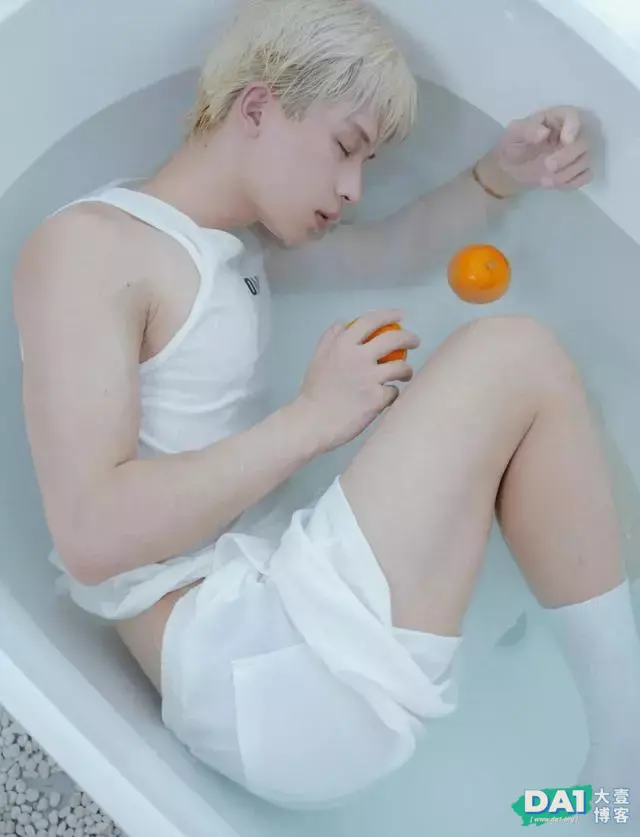 清纯干净的00后小奶狗,白色系纯欲风,唯美的视觉画面让人心动! 清纯干净的00后小奶狗,白色系纯欲风,唯美的视觉画面让人心动!
