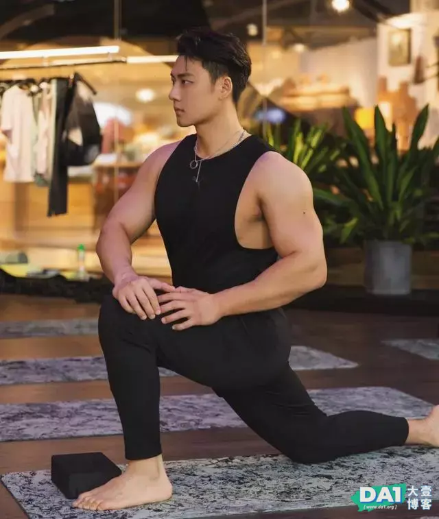 英俊秀气的肌肉小哥哥练瑜伽,原来男生做瑜伽的样子这么有魅力! 英俊秀气的肌肉小哥哥练瑜伽,原来男生做瑜伽的样子这么有魅力!