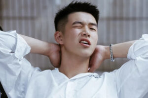 青春阳光、笑容甜美文艺小奶狗，一身白色系穿搭，暖暖的男友力！-大壹博客