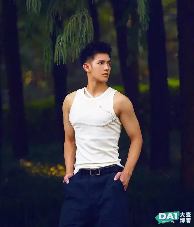清秀男模小奶狗,结实的肌肉,瘦高的身材,阳光般的容颜让人着迷 清秀男模小奶狗,结实的肌肉,瘦高的身材,阳光般的容颜让人着迷
