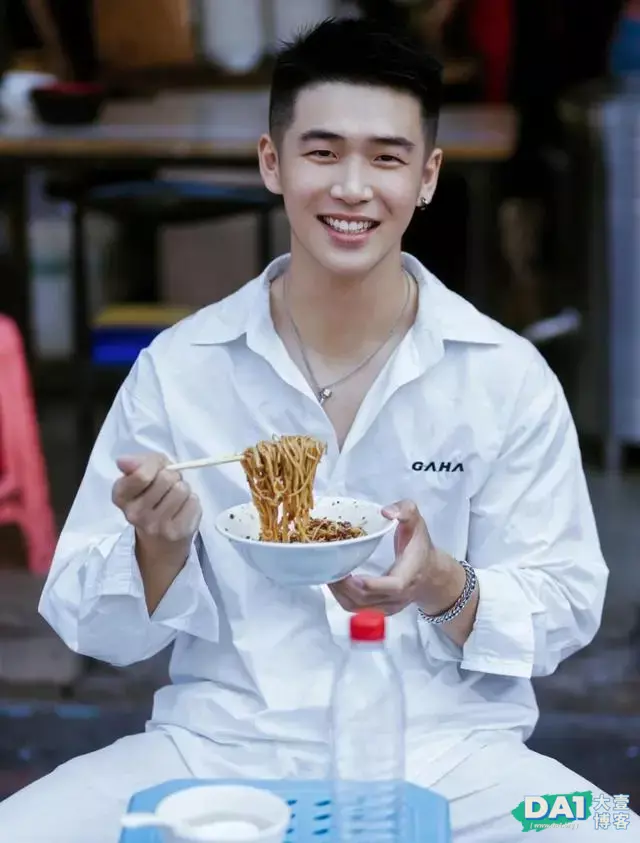 青春阳光、笑容甜美文艺小奶狗,一身白色系穿搭,暖暖的男友力! 青春阳光、笑容甜美文艺小奶狗,一身白色系穿搭,暖暖的男友力!