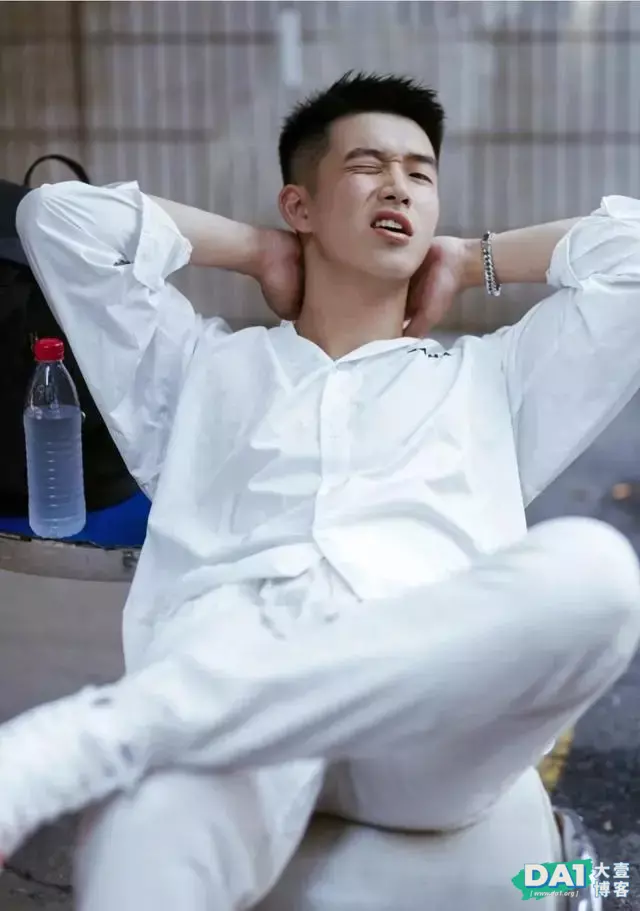 青春阳光、笑容甜美文艺小奶狗,一身白色系穿搭,暖暖的男友力! 青春阳光、笑容甜美文艺小奶狗,一身白色系穿搭,暖暖的男友力!
