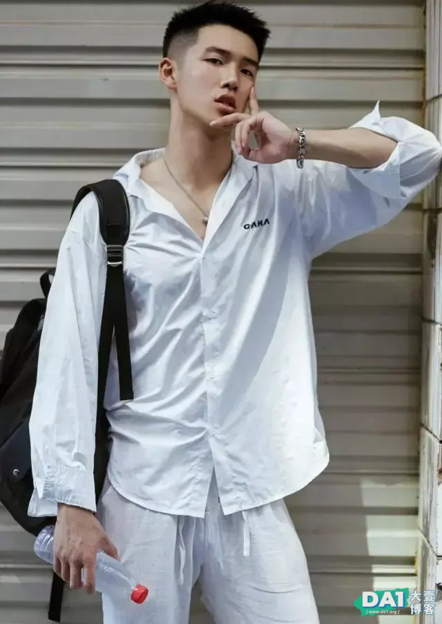 青春阳光、笑容甜美文艺小奶狗,一身白色系穿搭,暖暖的男友力! 青春阳光、笑容甜美文艺小奶狗,一身白色系穿搭,暖暖的男友力!