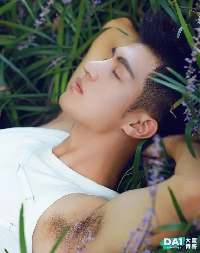 清秀男模小奶狗,结实的肌肉,瘦高的身材,阳光般的容颜让人着迷 清秀男模小奶狗,结实的肌肉,瘦高的身材,阳光般的容颜让人着迷