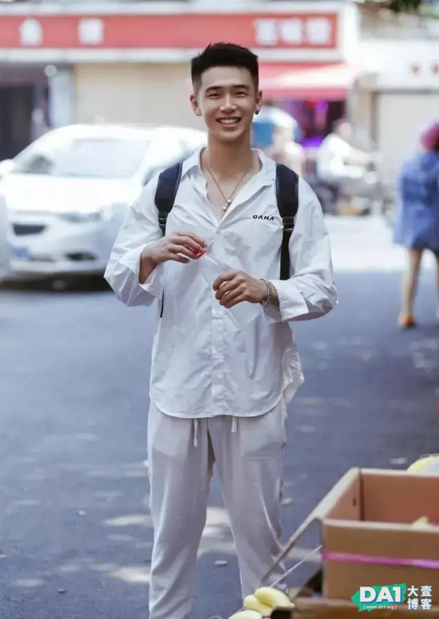 青春阳光、笑容甜美文艺小奶狗,一身白色系穿搭,暖暖的男友力! 青春阳光、笑容甜美文艺小奶狗,一身白色系穿搭,暖暖的男友力!