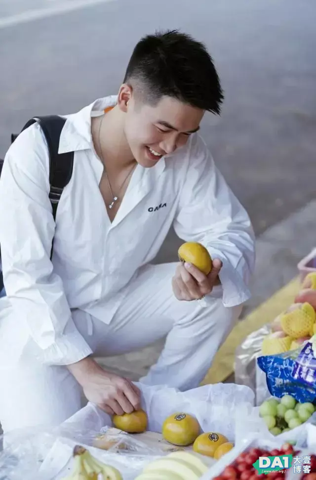 青春阳光、笑容甜美文艺小奶狗,一身白色系穿搭,暖暖的男友力! 青春阳光、笑容甜美文艺小奶狗,一身白色系穿搭,暖暖的男友力!