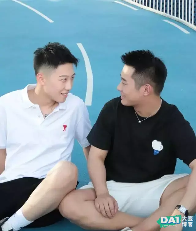 斯文干净阳光大男孩,和室友的黑白穿搭,不知道的还以为是情侣款 斯文干净阳光大男孩,和室友的黑白穿搭,不知道的还以为是情侣款