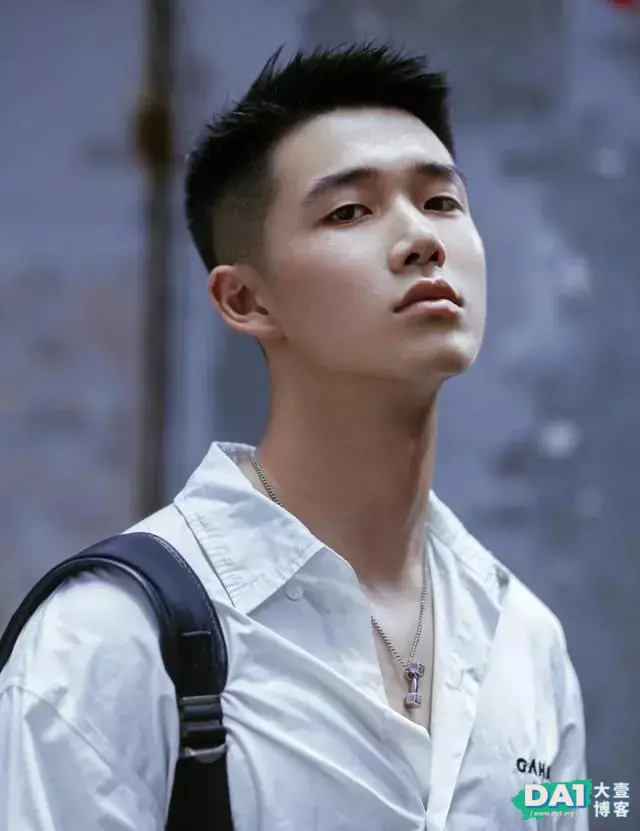 青春阳光、笑容甜美文艺小奶狗,一身白色系穿搭,暖暖的男友力! 青春阳光、笑容甜美文艺小奶狗,一身白色系穿搭,暖暖的男友力!