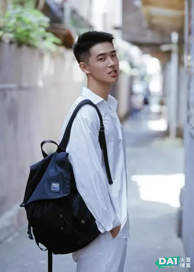 青春阳光、笑容甜美文艺小奶狗,一身白色系穿搭,暖暖的男友力! 青春阳光、笑容甜美文艺小奶狗,一身白色系穿搭,暖暖的男友力!