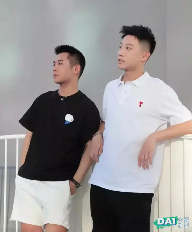 斯文干净阳光大男孩,和室友的黑白穿搭,不知道的还以为是情侣款 斯文干净阳光大男孩,和室友的黑白穿搭,不知道的还以为是情侣款