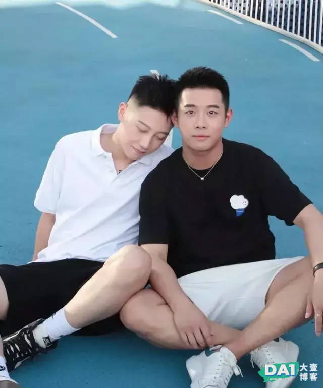 斯文干净阳光大男孩,和室友的黑白穿搭,不知道的还以为是情侣款 斯文干净阳光大男孩,和室友的黑白穿搭,不知道的还以为是情侣款